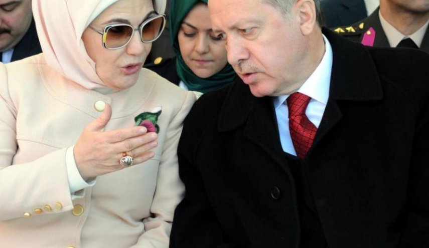 ثمن حقيبة زوجة أردوغان يصدم الأتراك! 
