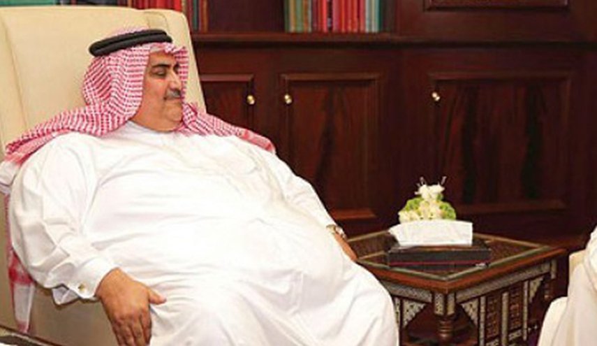 اهالى غزة يخصصون صورة لوزير خارجية البحرين لرجمها