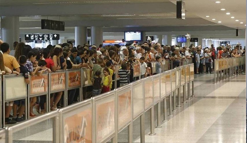 بعد الاعتداء عليهم.. 48 عاملا لبنانيا وفلسطينيا يصلون لبنان