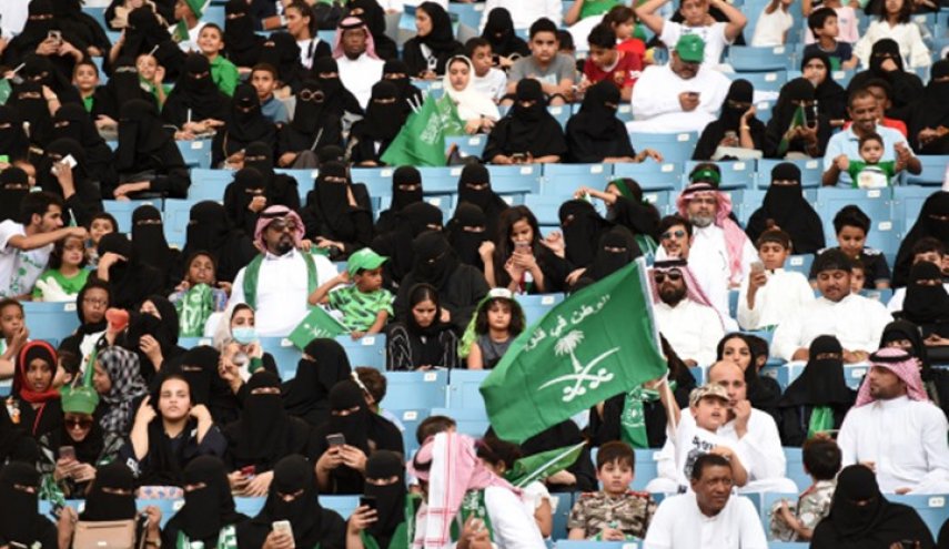 خادم الحرمين الشريفين يجلب مطربات من أمريكا على بعد أميال من بيت الله الحرام