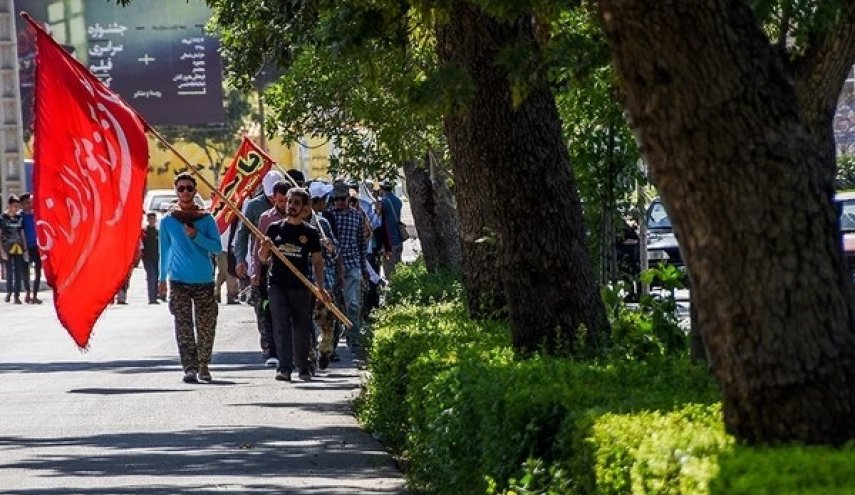 بالصور : قوافل راجلة من الزوار تتجه الى ضريح الامام الرضا (ع) 