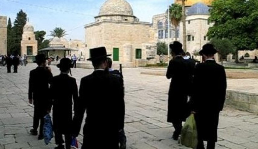 عشرات المستوطنين يقتحمون الأقصى بحراسة مشددة