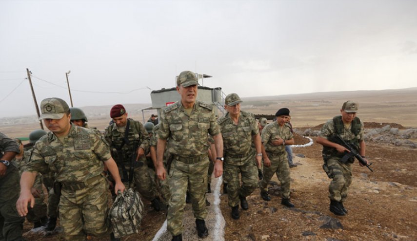 ماذا يفعل وزير الدفاع التركي على الحدود السورية؟
