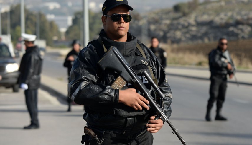  تونس.. مقتل شخص هاجم مركزا حدوديا مع الجزائر بجرافة 

