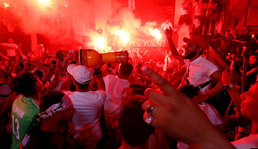 أمم إفريقيا 2019: الجزائريون يحتفلون باللقب في القاهرة
