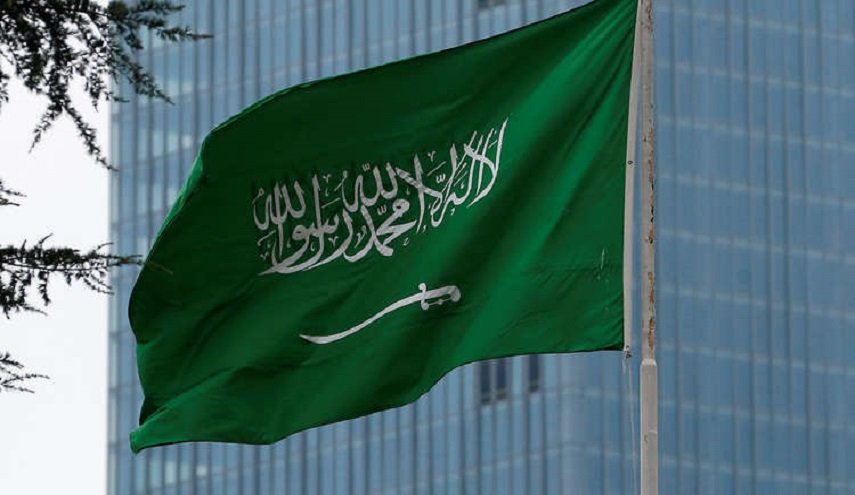 السعودية تنقل أحد أفراد طاقم سفينة إيرانية إلى سلطنة عُمان