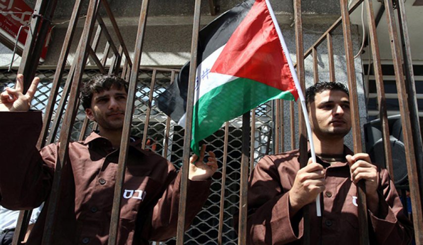 
نقل اسرى فلسطينيين مضربين عن الطعام الى المستشفى
