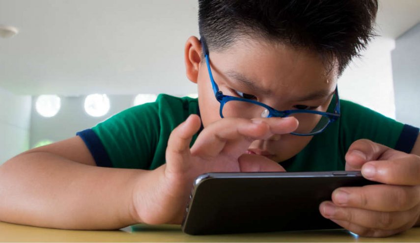 هام جدا.. كيف تحمي أطفالك أثناء استخدام الأجهزة الجوالة؟