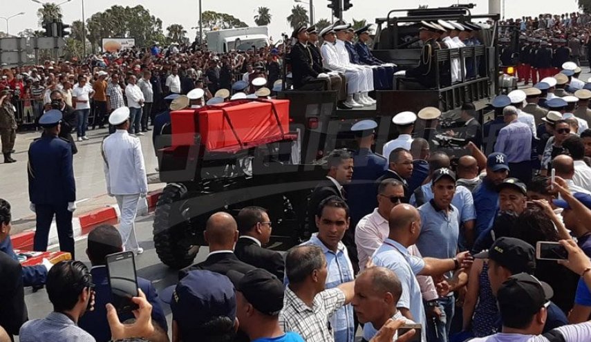 تونس... الكشف عن قصة صورة مورو المثيرة في جنازة السبسي
