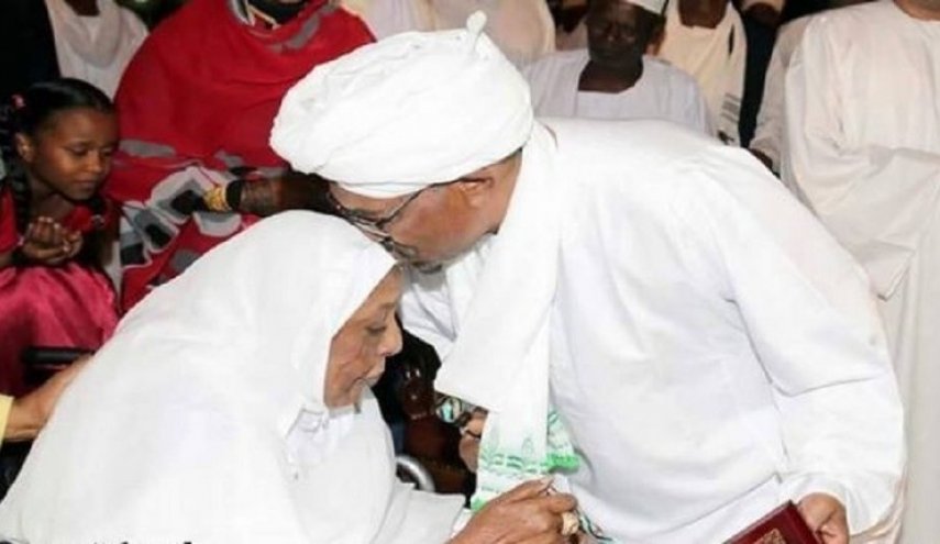 الموت يفجع عمر البشير