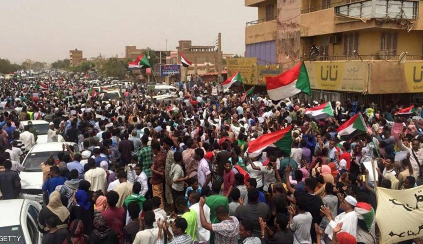 الآلاف يتظاهرون في السودان احتجاجا على مقتل طلبة في كردفان
