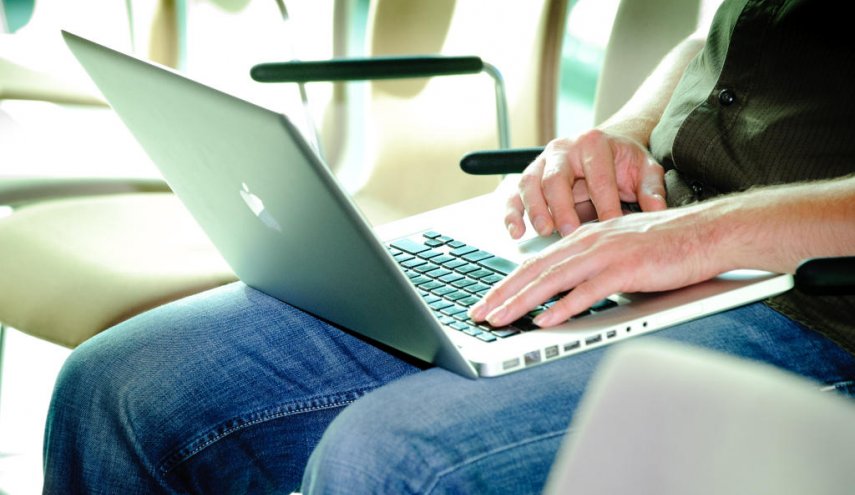 إحذر وضع الكمبيوتر المحمول على قدميك أثناء العمل