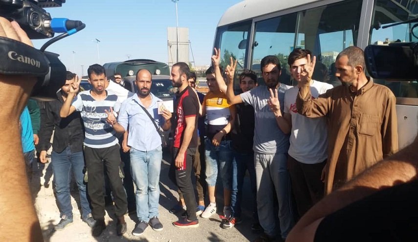 بالصور.. تحرير 15 شخصا كانوا محتجزين لدى المجموعات الإرهابية بريف حلب

