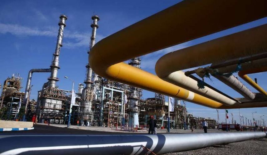 تسع دول مجاورة تشتري البنزين الإيراني