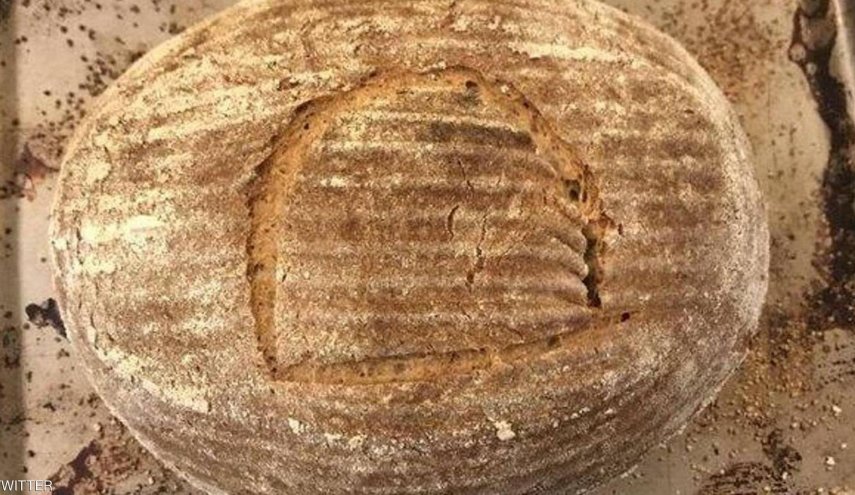 يخبز رغيفا باستخدام خميرة 