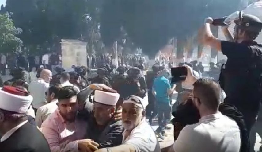 الاحتلال يطلق قنابل الغاز والرصاص تجاه المقدسيين في الأقصى