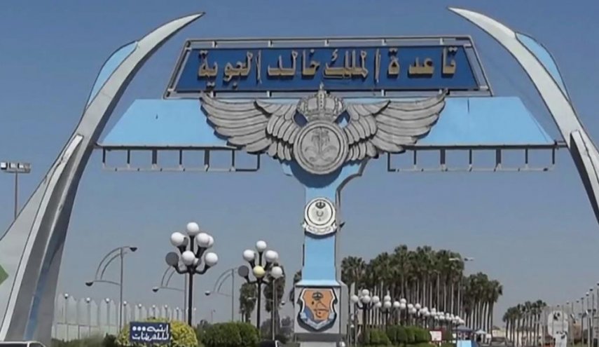 اليمن يقصف قاعدة الملك خالد السعودية 