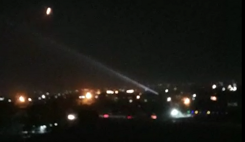 المضادات الجوية في قاعدة حميميم تتصدى لأجسام في سماء القاعدة