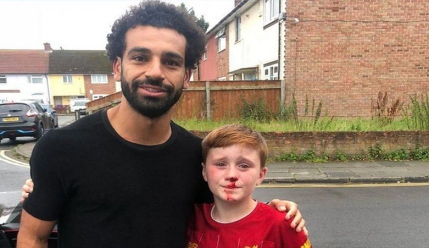 أول تعليق لوالد الطفل الإنجليزي ‘النازف’ على تصرف محمد صلاح
