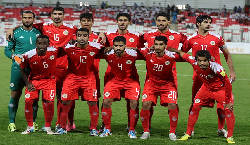 بالصور.. المنتخب البحريني يزور مرقد الامام الحسين (ع)
