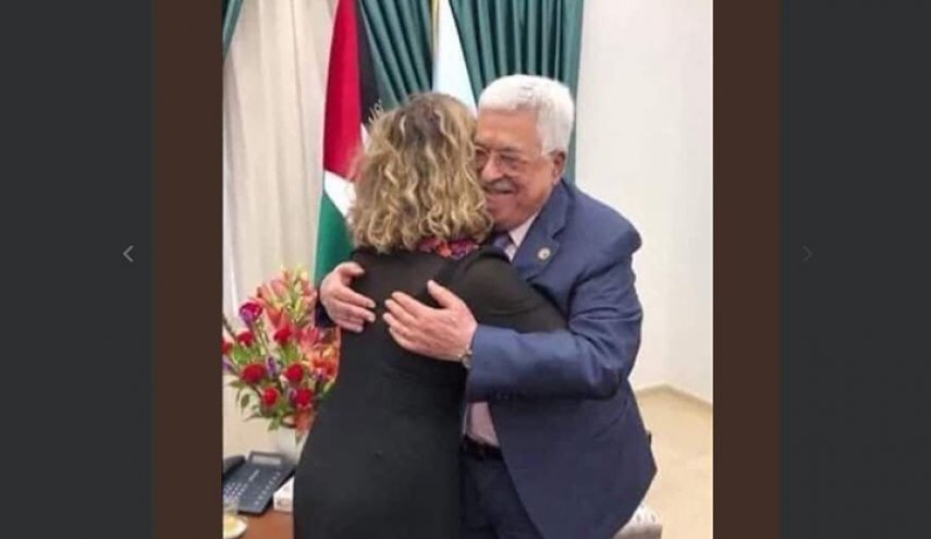 من يحتضن عباس في هذه الصورة؟.. غضب يجتاح مواقع التواصل