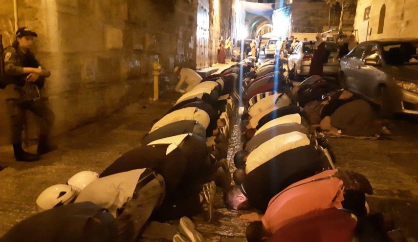بالصور.. مقدسيون يؤدون صلاة العشاء على ابواب الاقصى