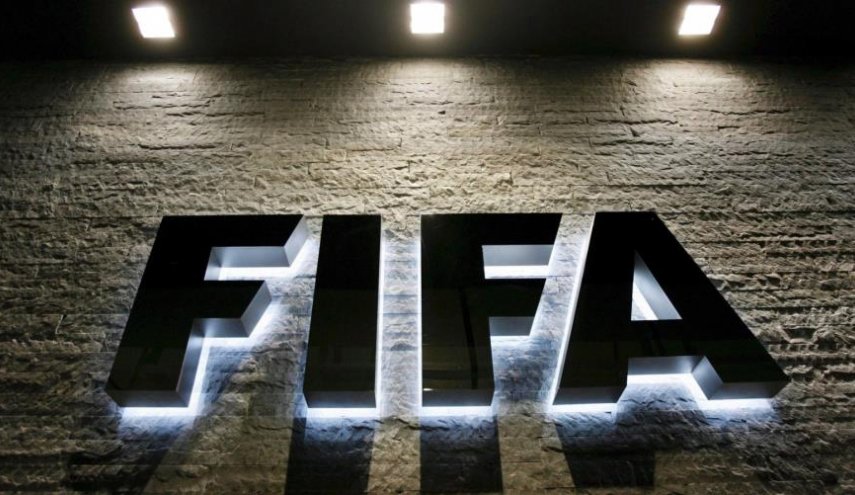 الفيفا يعاقب مدربا إفريقيا بالإيقاف مدى الحياة!
