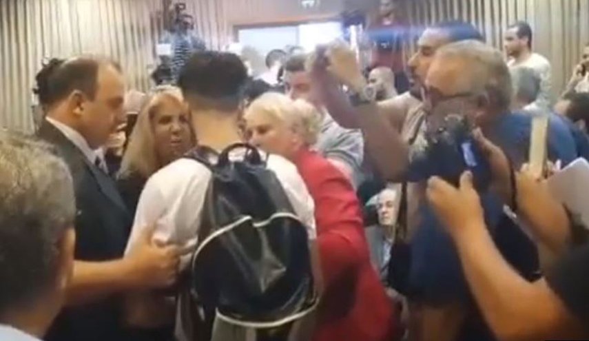 الجزائر... طلاب يقتحمون اجتماع لجنة الحوار 