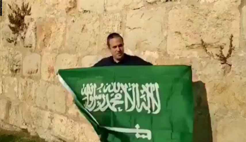 مستوطن ’اسرائيلي’ يرفع علم السعودية في القدس..لماذا؟