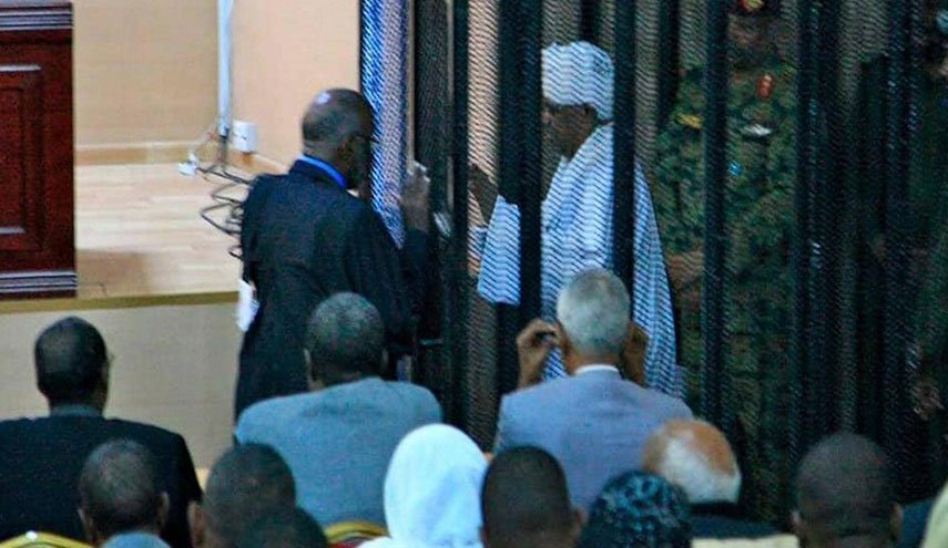 وصول عمر البشير إلى قاعة المحكمة