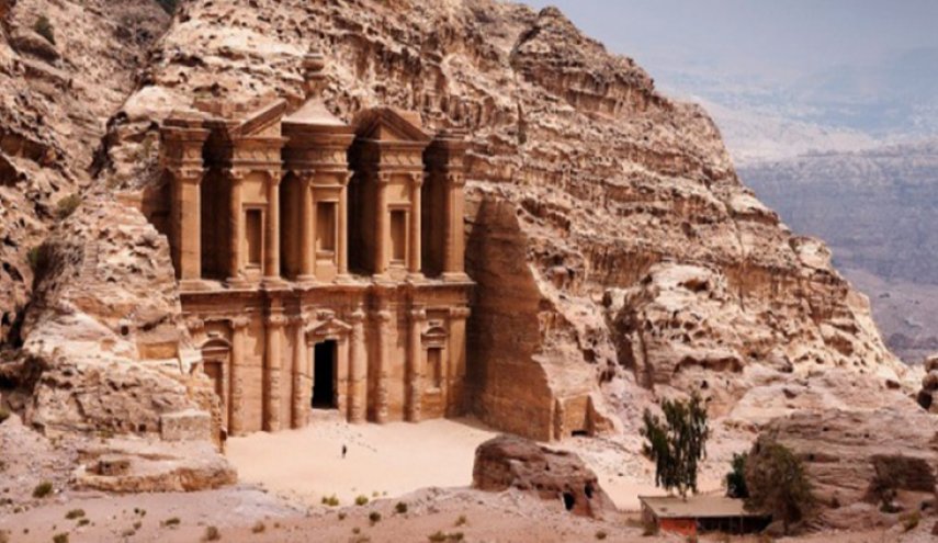 اطلاق النار على حافلة سياحية في البتراء