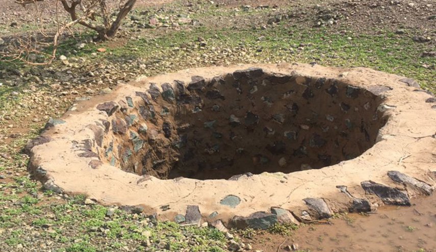 بالصور... شخص يقع في بئر بولاية بهلاء العمانية 