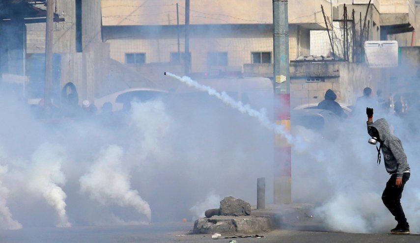إصابة عشرات الفلسطينيين بالاختناق في اقتحام الاحتلال نابلس