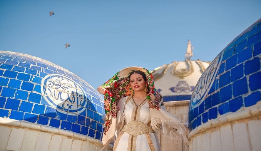 شاهد... عارضة أزياء في المسجد تغضب الوقف السني بالعراق