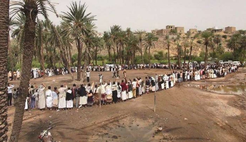 اليمنيون في تعز ينظمون وقفة تنديداً بجرائم العدوان