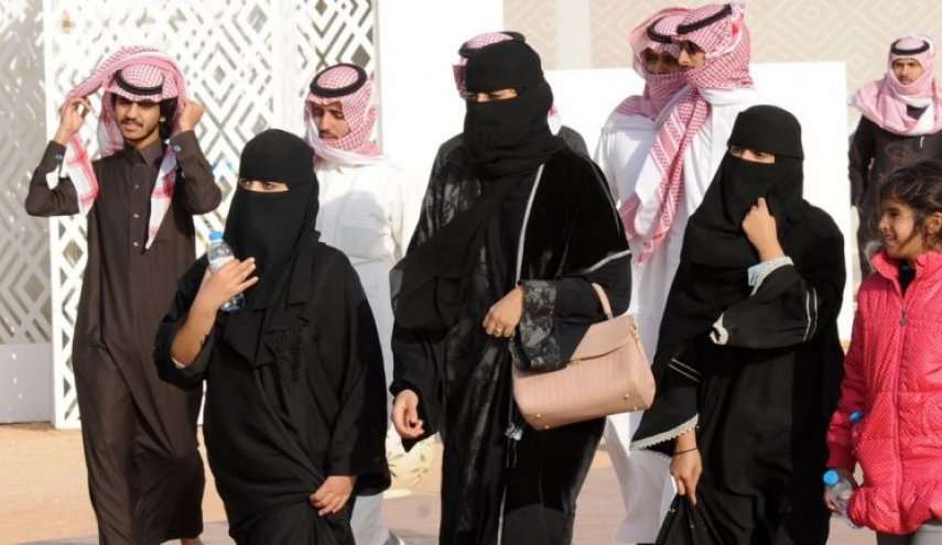 فيديو لواقعة تحرش غريبة بامرأة منقبة تثير جدلًا في السعودية