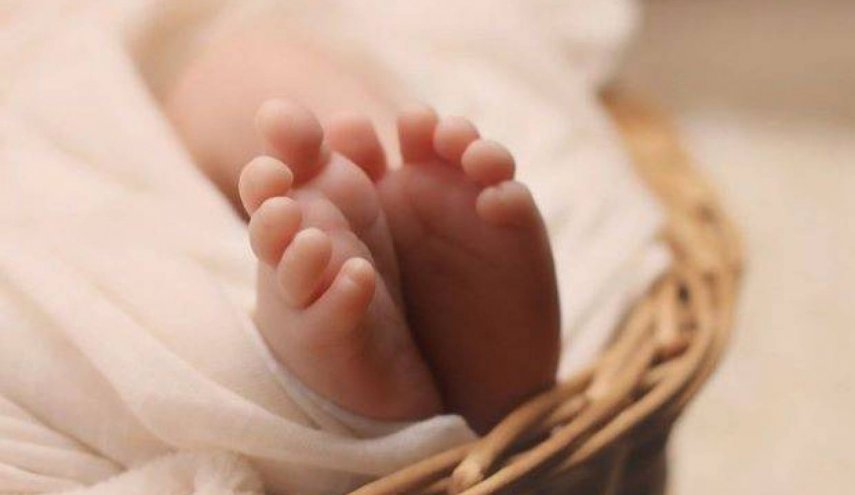 سمع الجيران بكاءها.. فوجدوها الى جانب جثة هامدة !