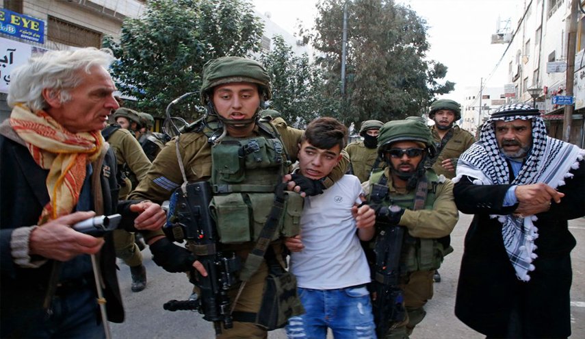 اعتقال فلسطينيين بينهم طفل في رام الله
