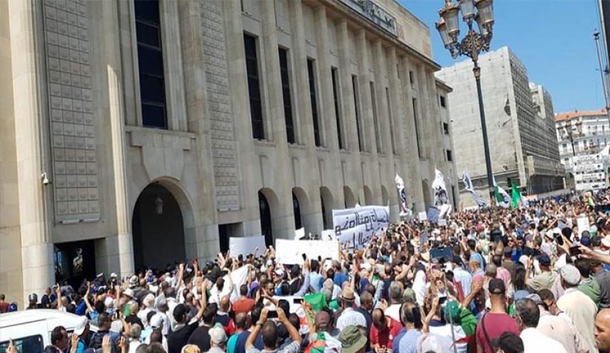 طلاب جزائريون يرفضون إجراء انتخابات رئاسية مبكرة 