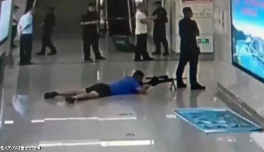 قناص بارع ينقذ فتاة من موت محقق
