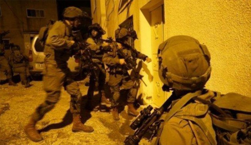 كيان الإحتلال يعتقل 12 فلسطينيا بالضفة الغربية