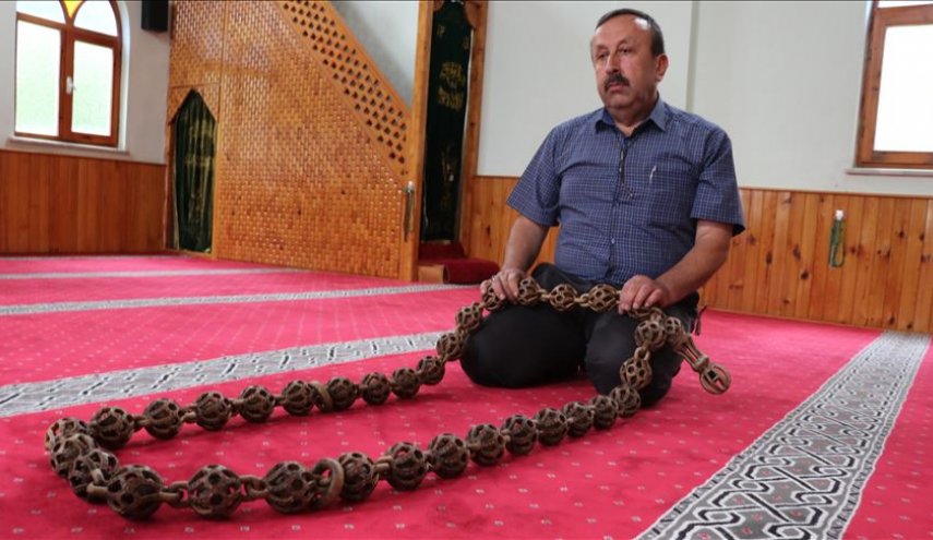 دون مواد لاصقة... نجار تركي يصنع مسبحة بطول 185 سم 