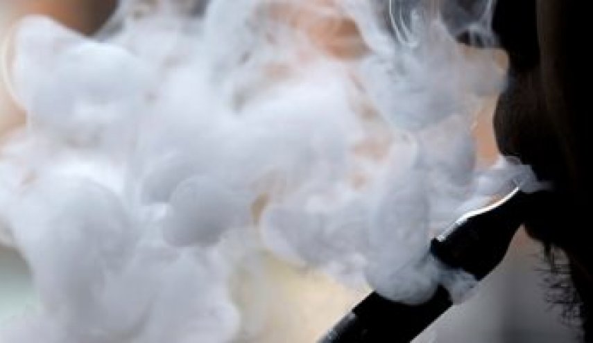بعد وفاة 5 اشخاص بسبب السجائر الإلكترونية.. تقرير بريطاني غريب!