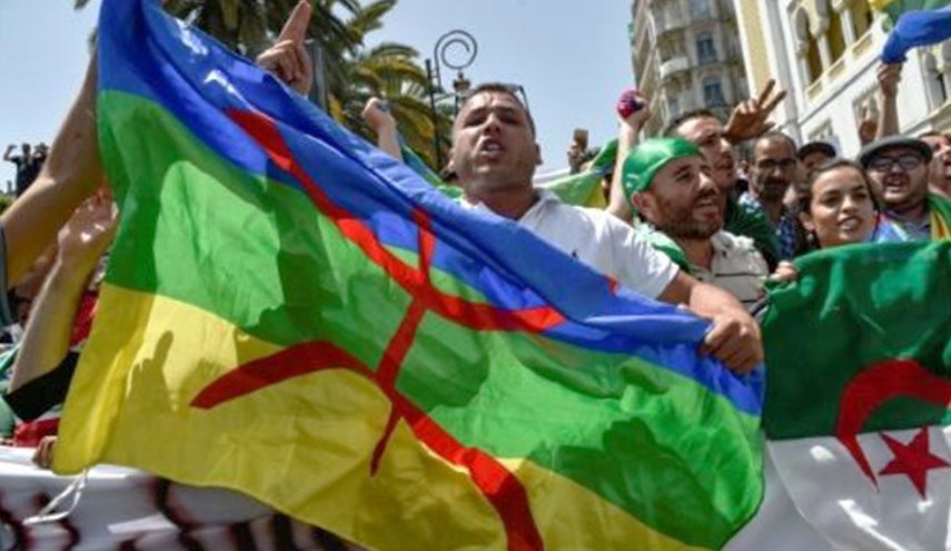 القضاء الجزائري يخلي سبيل متظاهر رفع راية أمازيغية