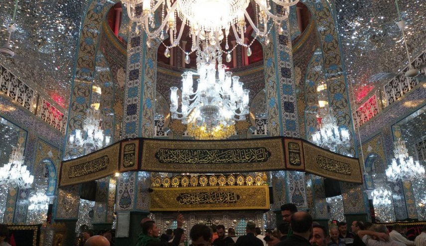 شاهد... عشاق آل البيت يجددون البيعة عند مرقد السيدة زينب (ع)