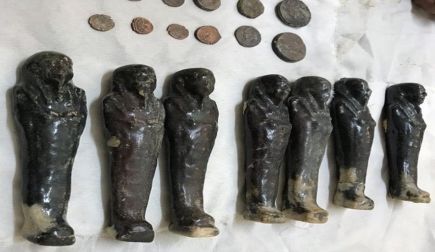 مصر... ضبط المئات من القطع الأثرية بحوزة مواطن