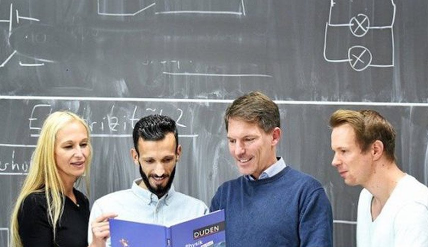 لاجئ سوري يبدأ بتعليم الفيزياء للألمان.. وصحف المانية تحتفي به