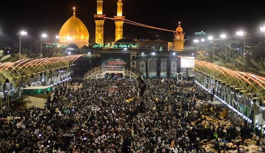 بوسيدن دست زائر امام حسين(ع) توسط نخست وزير عراق + عکس