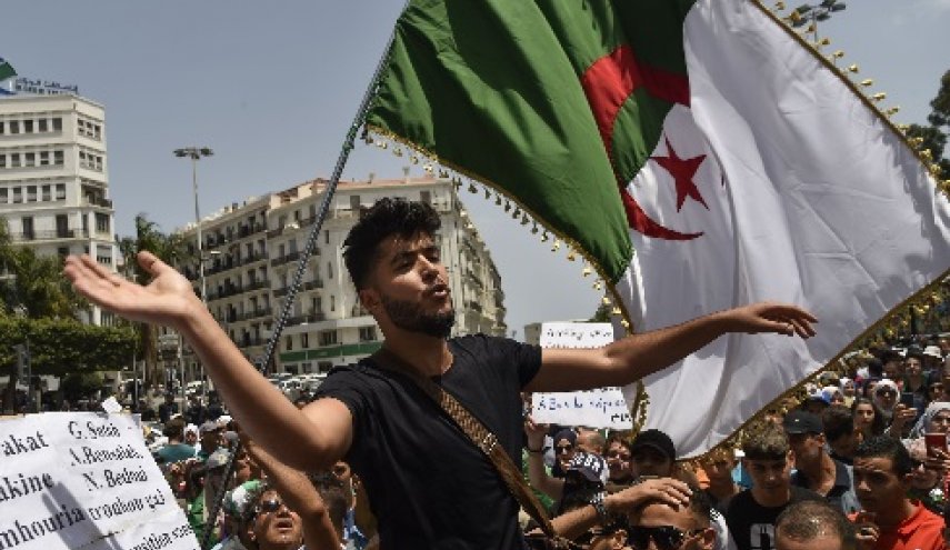 تظاهرة طلابية في الجزائر ضد الانتخابات المقررة 