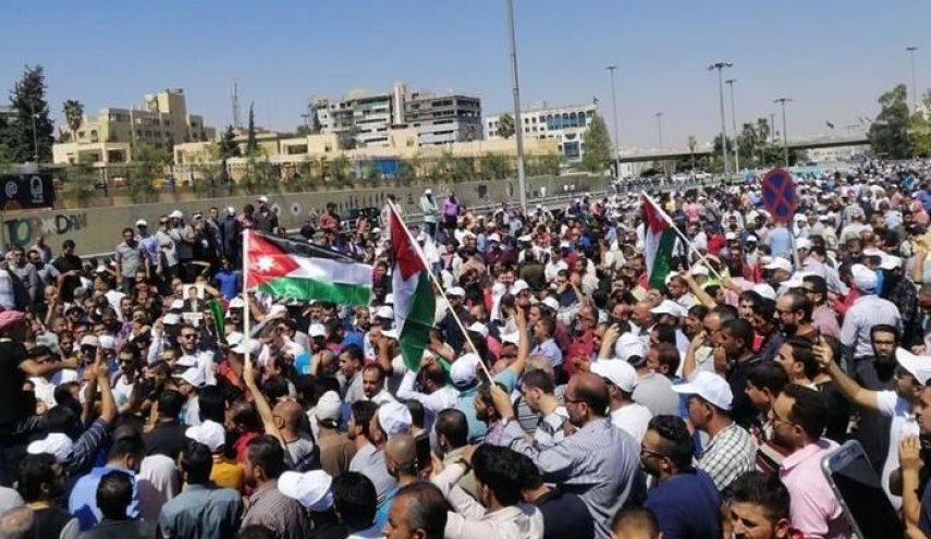 حكومة الأردن ونقابة المعلمين تبحَثان عن “صيغةٍ ما” لإنهاء “الإضراب”